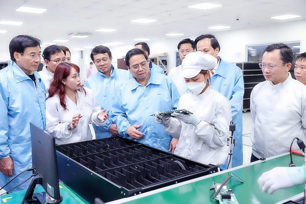 Thủ tướng Phạm Minh Chính thăm dây chuyền sản xuất linh kiện điện tử của Công ty TNHH Bumjin Electronics Vina (100% vốn đầu tư của Hàn Quốc) tại Khu công nghiệp Đông Mai, Quảng Ninh, vào tháng 2/2023. (Ảnh: Dương Giang/TTXVN) 