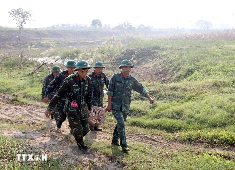 Lực lượng công binh tỉnh Hưng Yên di dời quả bom về nơi hủy nổ. (Ảnh: Đinh Văn Nhiều/TTXVN)