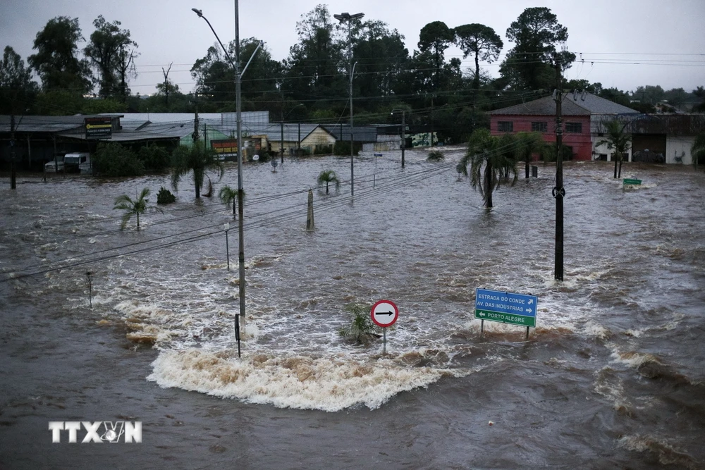 Cảnh ngập lụt sau những trận mưa lớn Nam Mỹ. (Ảnh: AFP/TTXVN)