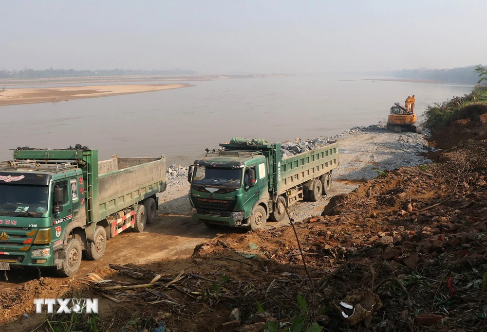 Thi công xử lý chống sạt lở bờ sông Thao. (Ảnh: Tạ Toàn/TTXVN)