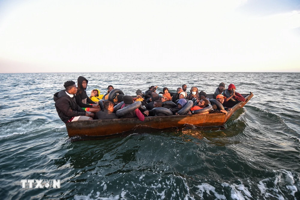 (Tư liệu) Người di cư lênh đênh trên Địa Trung Hải, ngoài khơi bờ biển Sfax (Ảnh: AFP/TTXVN)