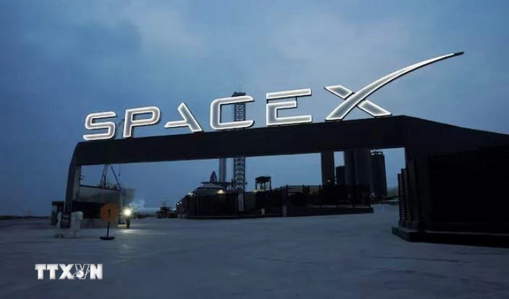 Biểu tượng của Tập đoàn SpaceX tại cổng vào trung tâm vũ trụ Brownsville ở Texas, Mỹ. (Ảnh: Reuters/TTXVN)