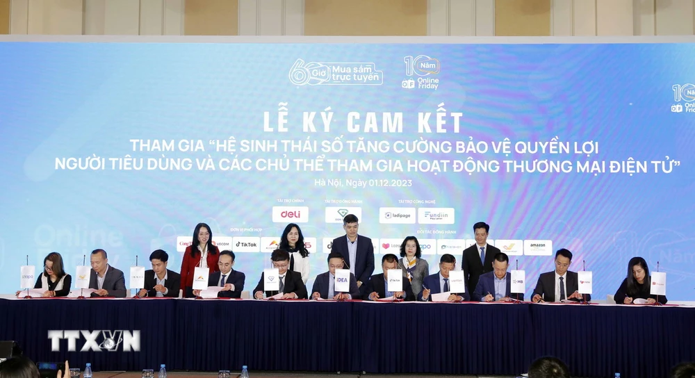 Đại diện các doanh nghiệp, đơn vị chức năng ký cam kết bảo vệ quyền lợi người tiêu dùng và các chủ thể tham gia hoạt động thương mại điện tử. (Ảnh: Trần Việt/TTXVN)