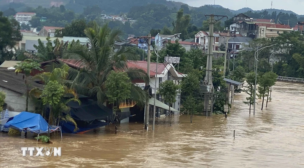 Nhiều ngôi nhà gần bờ sông ở khu vực thành phố Cao Bằng bị ngập sâu trong nước. (Ảnh: Quốc Đạt/TTXVN)