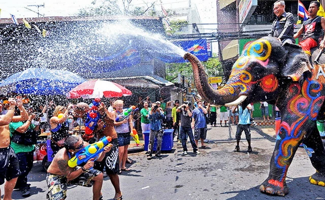 Thái Lan thu gần 2 tỷ USD từ Tết Té nước cổ truyền Songkran | Vietnam+  (VietnamPlus)