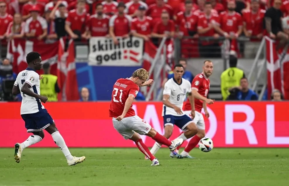 Morten Hjulmand lập siêu phẩm vào lưới Đội tuyển Anh. (Nguồn: Getty Images)