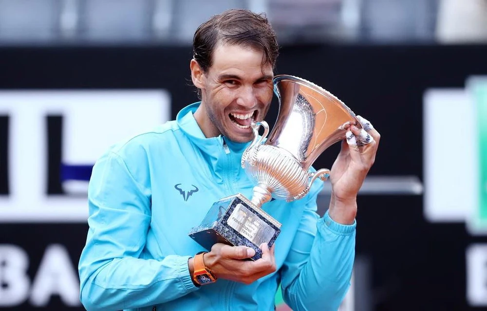 Rafael Nadal lại đượ cắn cúp. (Nguồn: Reuters)