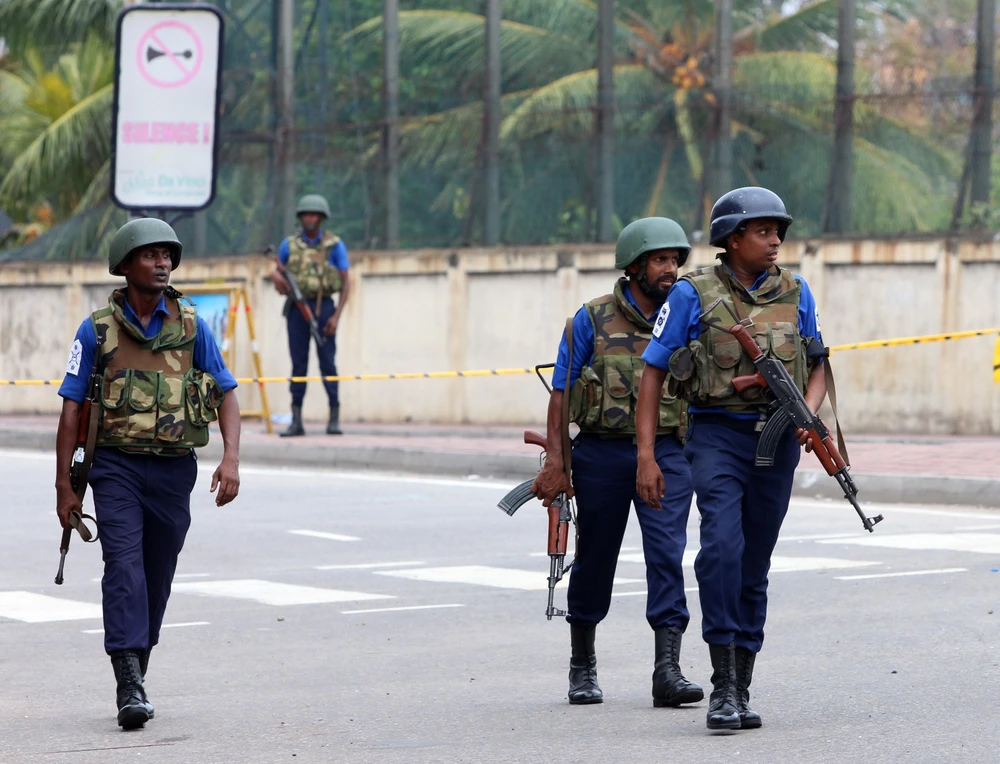 Lực lượng an ninh tuần tra bên ngoài nhà thờ St. Anthony ở Colombo, Sri Lanka sau loạt vụ tấn công. (Ảnh: THX/TTXVN)