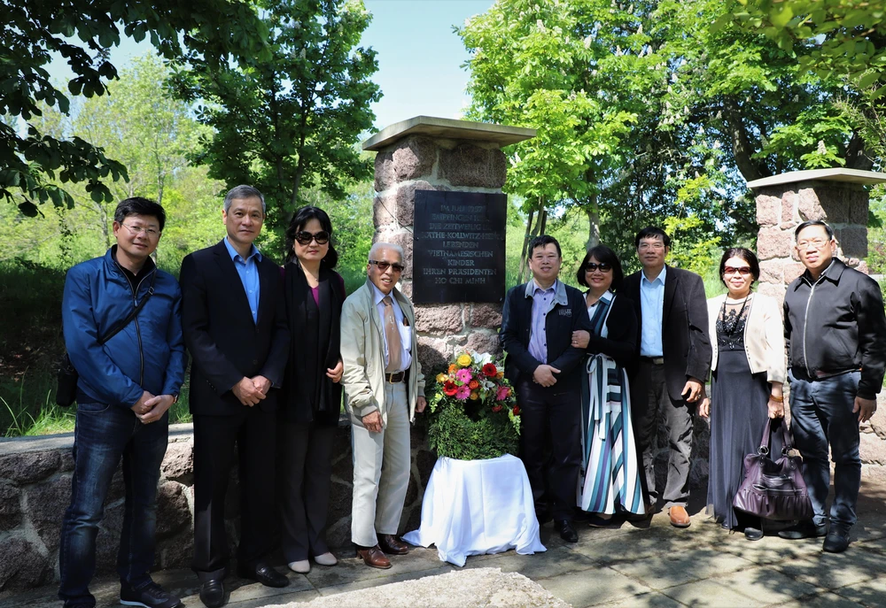 Đại sứ Nguyễn Minh Vũ (thứ hai từ trái qua) chụp hình cùng khách mời đặc biệt ông Lê Đức Dương (thứ tư từ trái qua) và một số nhân viên Đại sứ quán Việt Nam tại Đức tại khu tưởng niệm Bác Hồ. (Ảnh: Anh Đức/Vietnam+)