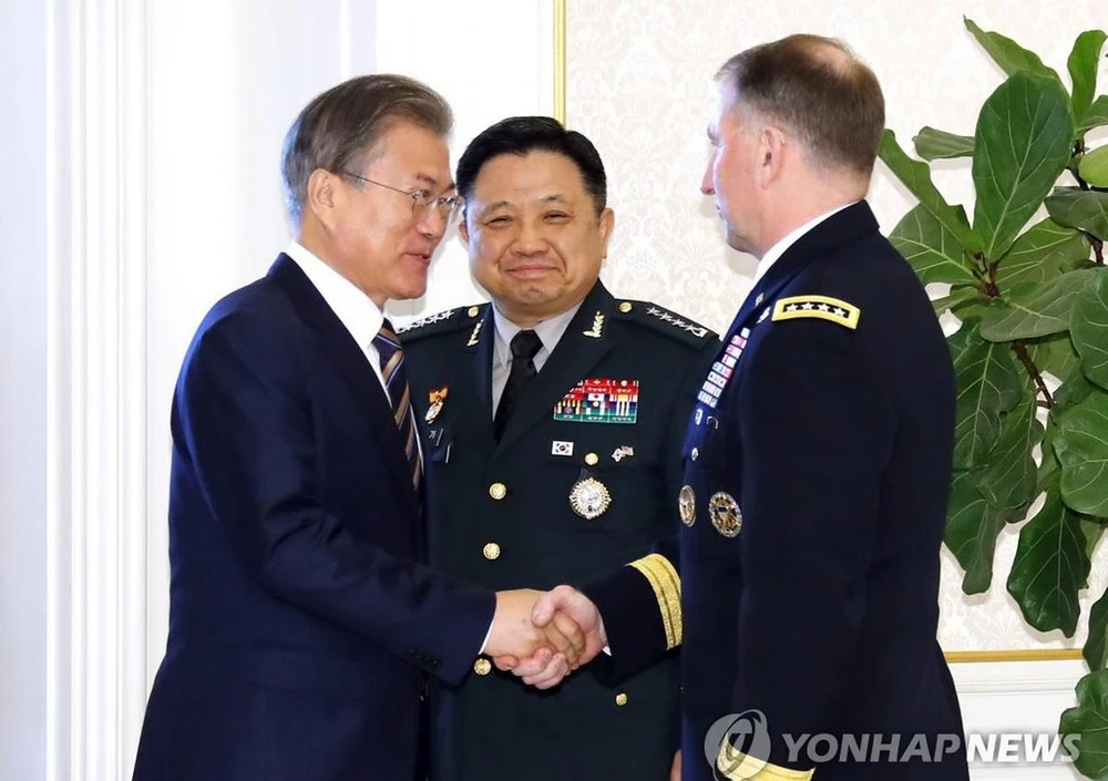 Tổng thống Moon Jae-in bắt tay Tướng Robert Abrams. (Nguồn: Yonhap)