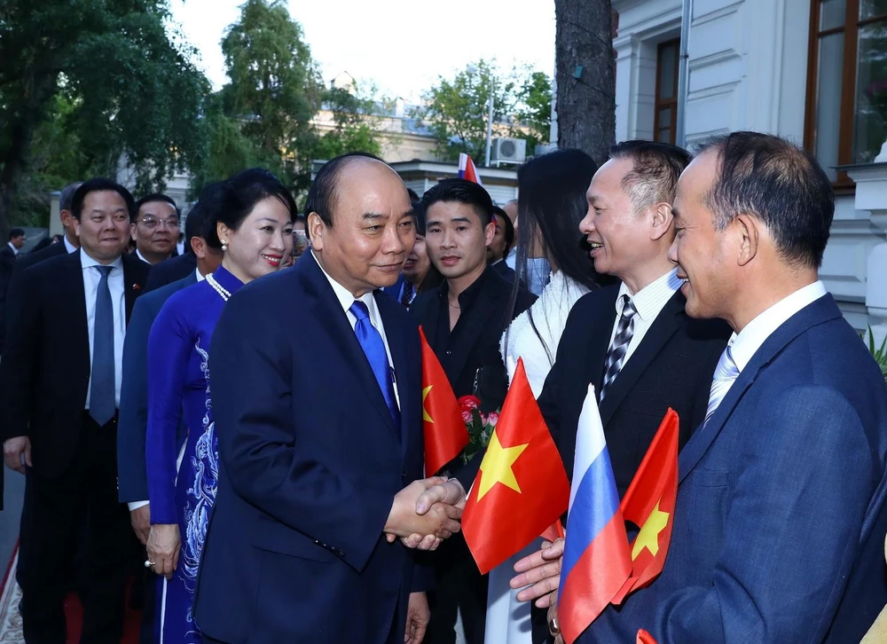 Thủ tướng Nguyễn Xuân Phúc với cán bộ Đại sứ quán, Cộng đồng người Việt Nam tại Liên bang Nga. (Ảnh: Thống Nhất/TTXVN)