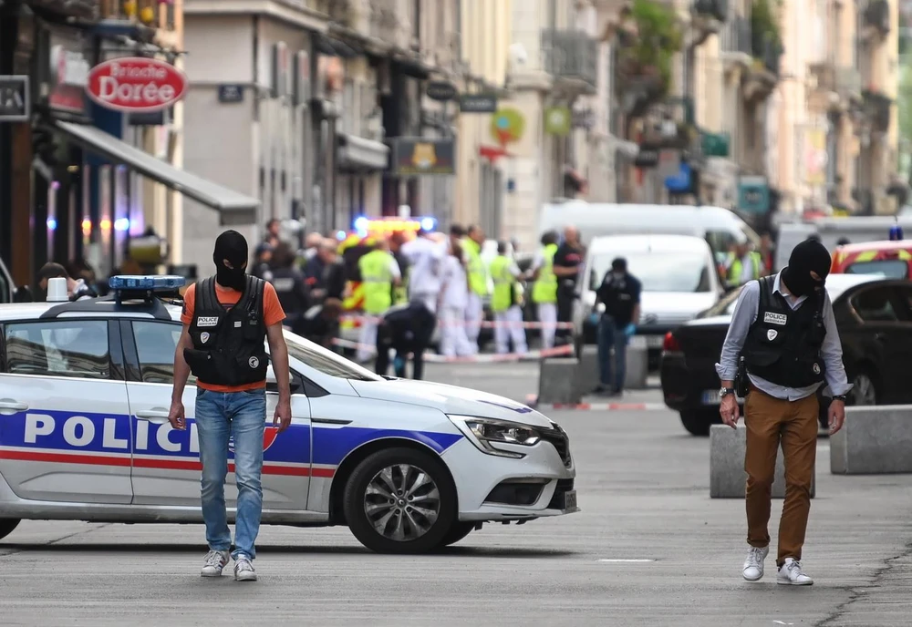 Cảnh sát Pháp điều tra tại hiện trường vụ nổ gói bưu kiện nghi là bom trên phố đi bộ ở Lyon ngày 24/5. (Ảnh: AFP/TTXVN)