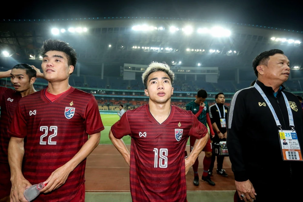 Chanathip (giữa) không thể cùng tuyển Thái Lan đấu Việt Nam tại King's Cup 2019. (Nguồn:fathailand.org)