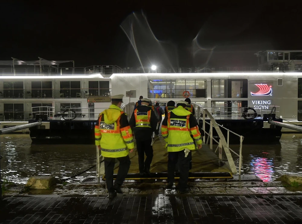 Cảnh sát Hungary điều tra tàu chở khách Viking Cruises Sigyn sau vụ va chạm với du thuyền 'Hableany' trên sông Danube. (Ảnh: AFP/TTXVN)