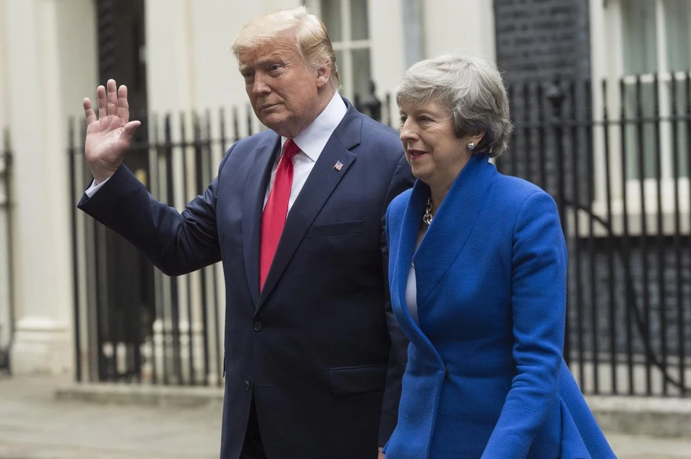 Tổng thống Mỹ Donald Trump (trái) và Thủ tướng Anh Theresa May trong cuộc gặp tại London ngày 4/6. (Ảnh: THX/TTXVN)