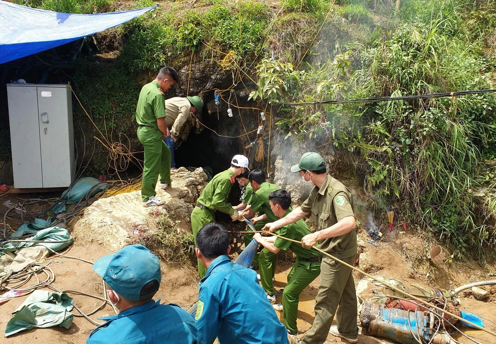 Lực lượng chức năng thực hiện các biện pháp cứu hộ cứu nạn để đưa người đàn ông bị mắc kẹt trong hang ra ngoài. (Ảnh: Quốc Khánh/TTXVN)