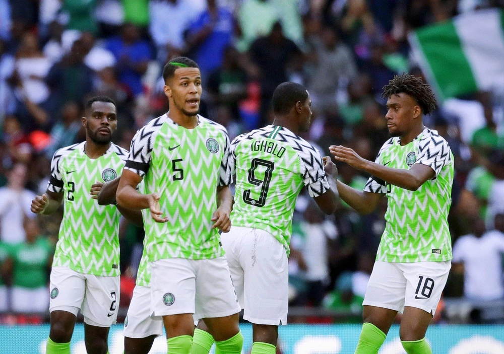 Iwobi (bìa phải) và đồng đội trong màu áo tuyển Nigeria. (Nguồn: sportskeeda)
