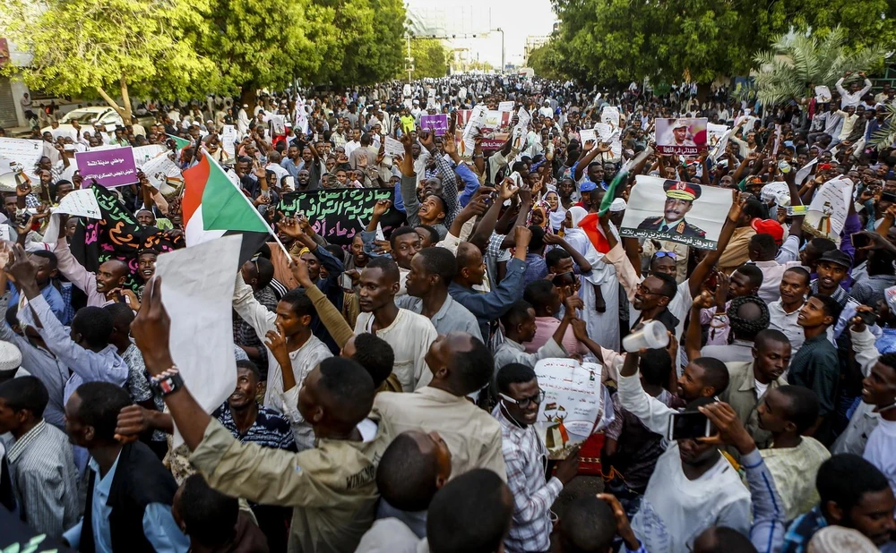 Người biểu tình tập trung tại Khartoum, Sudan, ngày 31/5. (Ảnh: AFP/ TTXVN)