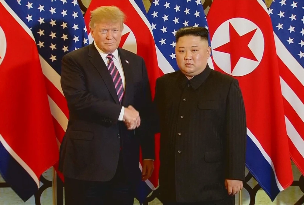 Tổng thống Mỹ Donald Trump và Chủ tịch Triều Tiên Kim Jong-un tại Hội nghị Thượng đỉnh Mỹ-Triều Tiên lần thứ hai. (Ảnh: TTXVN phát)