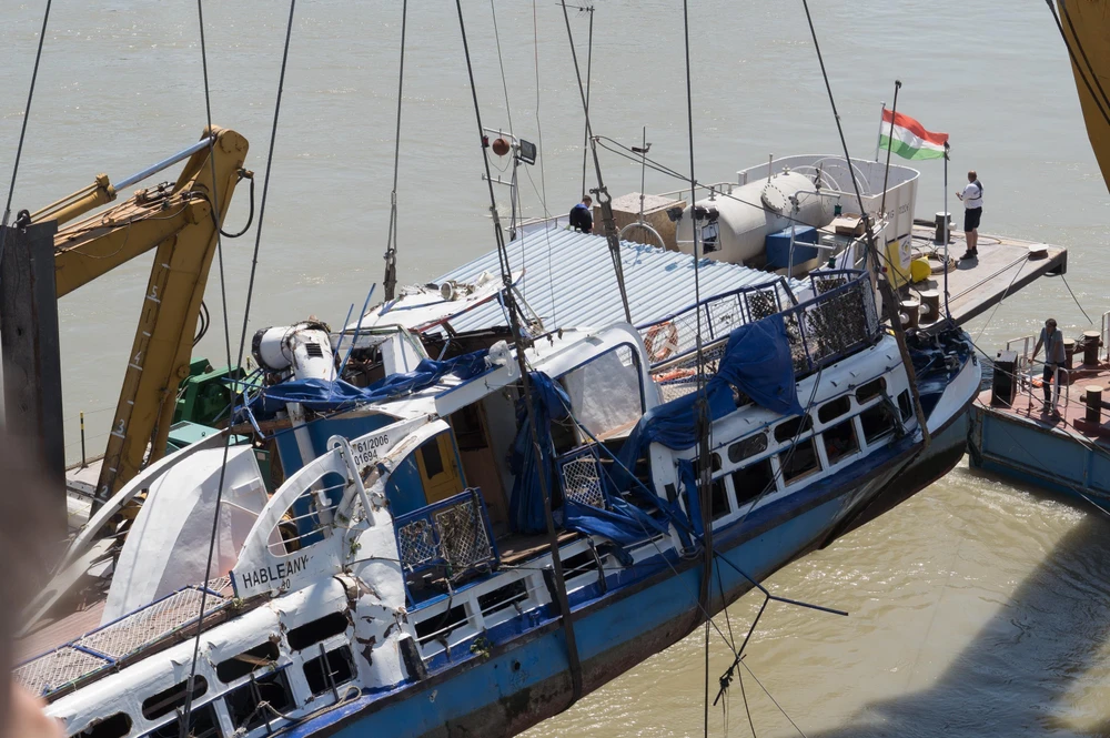 Du thuyền 'Người cá' được trục vớt sau một thời gian bị chìm dưới sông Danube. (Ảnh: THX/TTXVN)