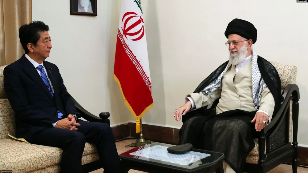 Đại giáo chủ Iran Ali Khamenei tiếp Thủ tướng Nhật Bản Shinzo Abe. (Nguồn: radiofarda.com)