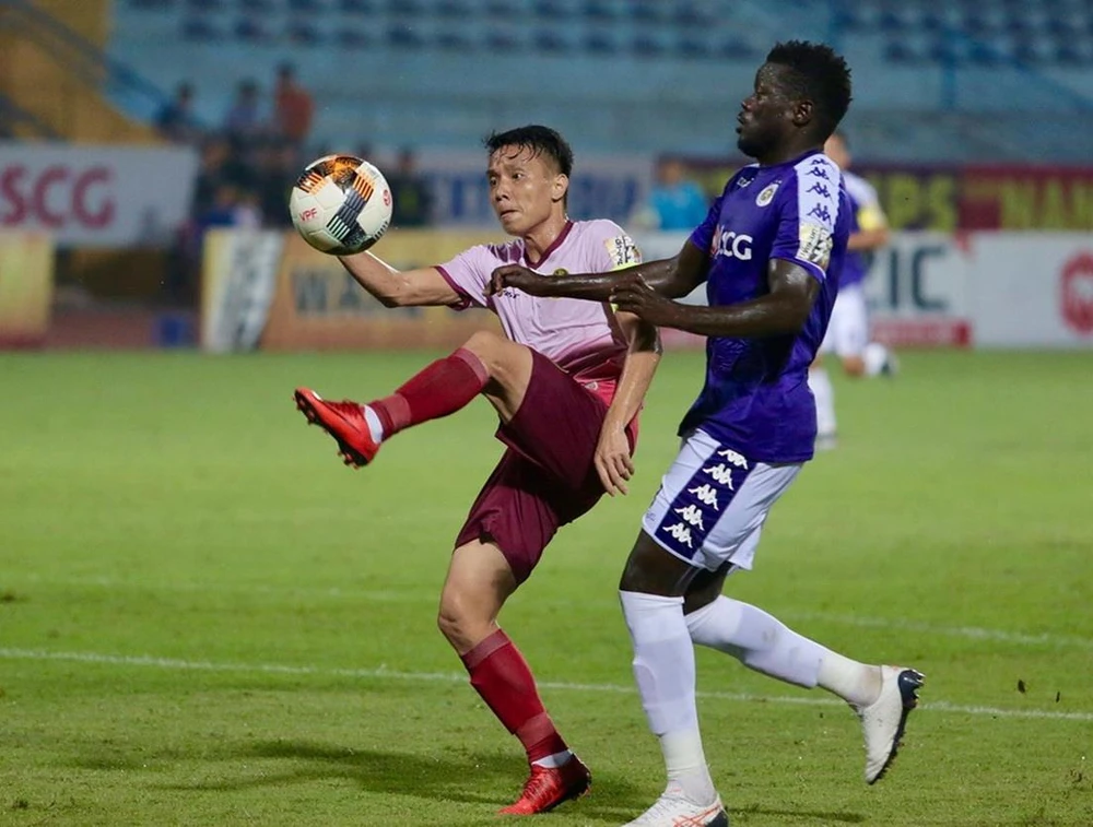 Hà Nội FC giành chiến thắng trước Sài Gòn FC (áo hồng). (Ảnh: Hiếu Lương/Vietnam+)