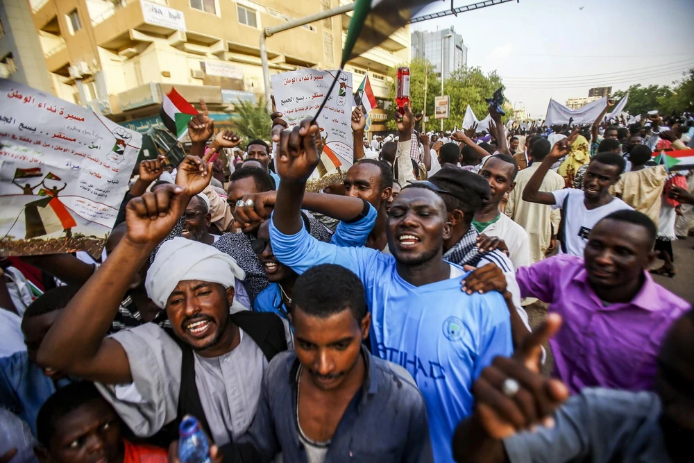 Người biểu tình tập trung tại Khartoum, Sudan. (Ảnh: AFP/ TTXVN)
