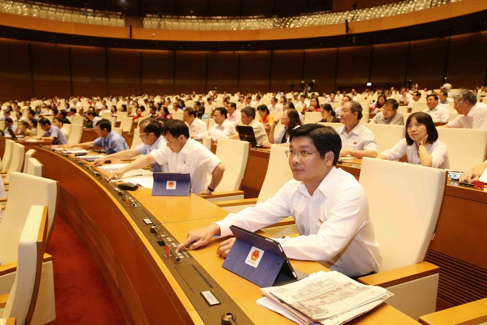 Đại biểu Quốc hội biểu quyết thông qua Nghị quyết về việc thành lập Đoàn giám sát chuyên đề của Quốc hội năm 2020. (Ảnh: Phương Hoa/TTXVN)