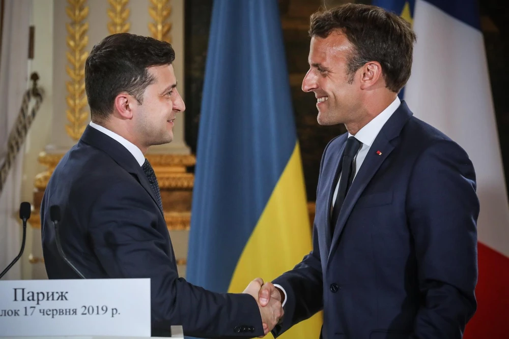 Tổng thống Pháp Emmanuel Macron (phải) và Tổng thống Ukraine Volodymyr Zelensky. (Ảnh: AFP/TTXVN)