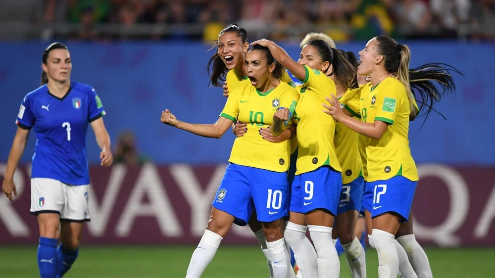 Marta (số 10) giúp Brazil đánh bại Italy. (Nguồn: Getty Images)