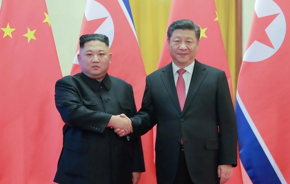 Chủ tịch Trung Quốc Tập Cận Bình (phải) và nhà lãnh đạo Triều Tiên Kim Jong-un trong cuộc gặp tại Bắc Kinh, Trung Quốc, ngày 8/1/2019. (Ảnh: AFP/TTXVN)