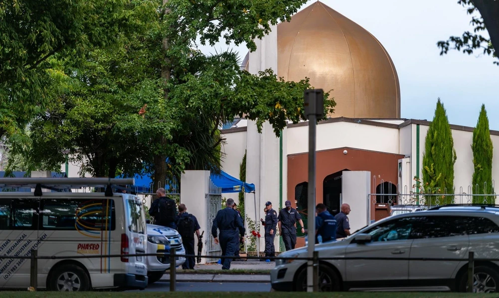 Cảnh sát được triển khai tại hiện trường vụ xả súng ở Christchurch, New Zealand, ngày 16/3. (Ảnh: THX/TTXVN)