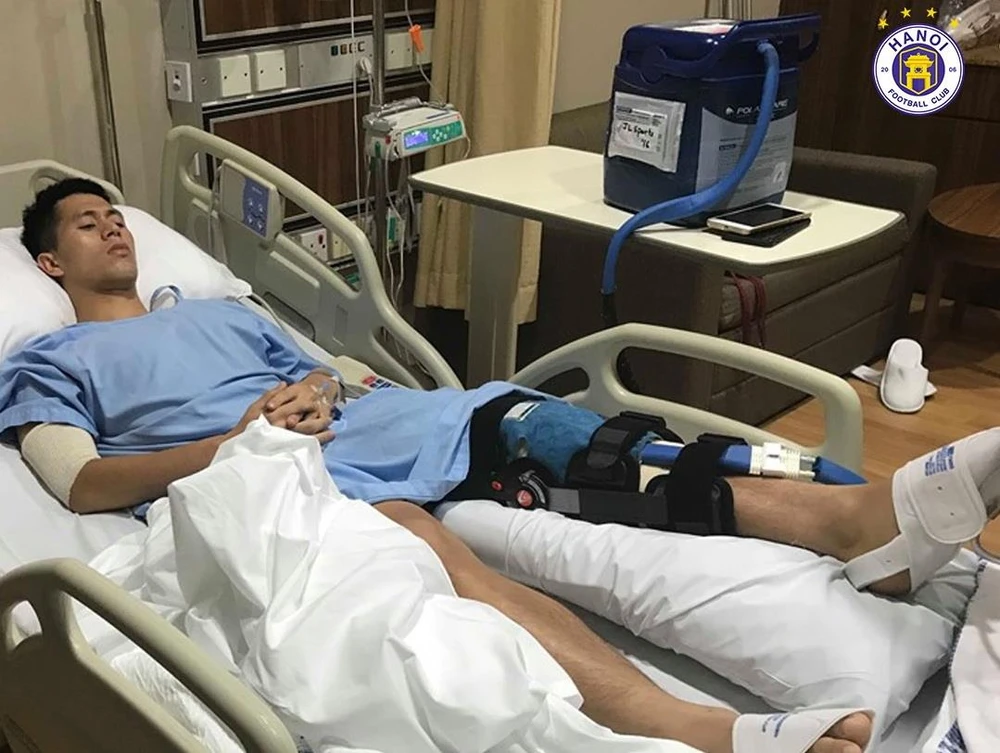 Đình Trọng đã phẫu thuật thành công chấn thương dây chằng tại Singapore chiều 25/6. (Nguồn: Hà Nội FC)