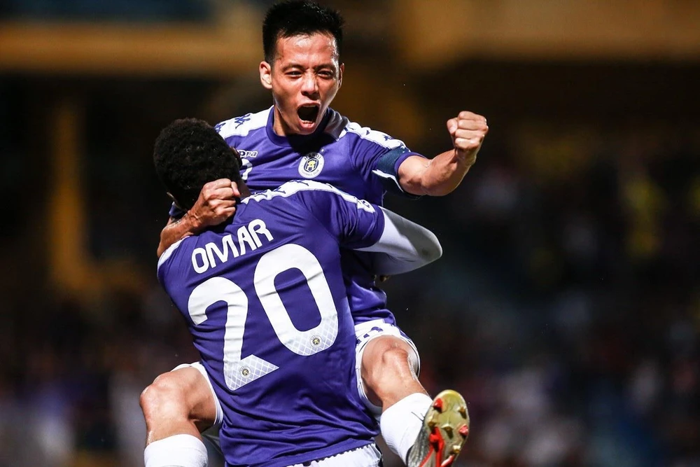 Văn Quyết và Omar ghi bàn giúp Hà Nội FC chiến thắng. (Ảnh: Trọng Đạt/TTXVN)