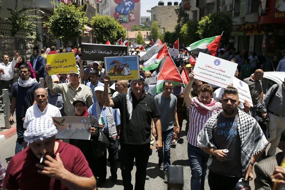 Người dân Palestine biểu tình phản đối hoạch hòa bình Trung Đông của Mỹ tại thành phố Ramallah, Bờ Tây ngày 25/6. (Ảnh: AFP/TTXVN)