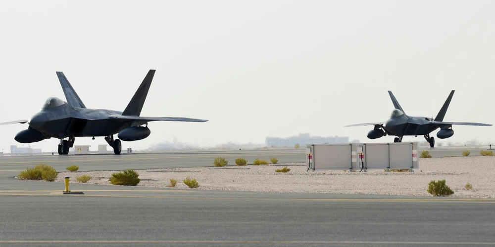 Máy bay F-22 của Mỹ tới Qatar. (Nguồn: businessinsider)