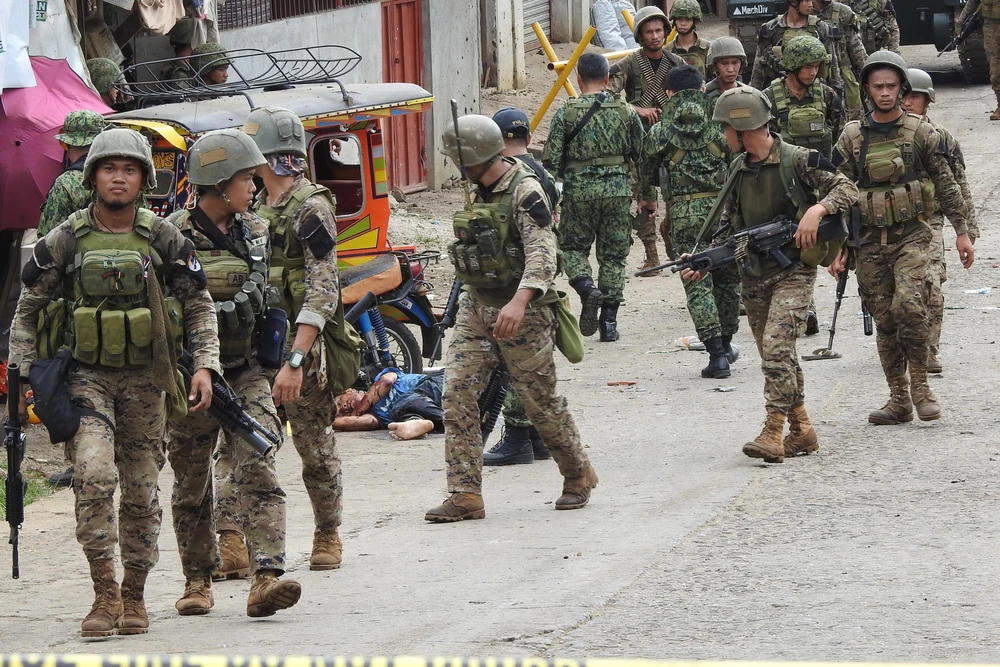 Binh sỹ Philippines điều tra tại hiện trường sau vụ tấn công ở Jolo ngày 27/6. (Ảnh: AFP/TTXVN)