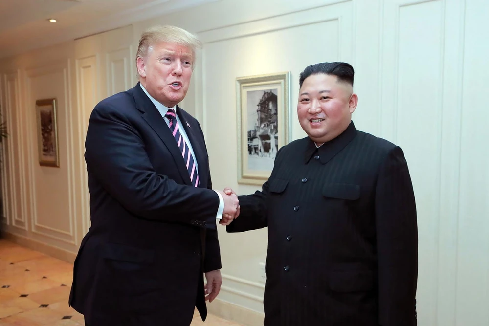 Tổng thống Mỹ Donald Trump (trái) và nhà lãnh đạo Triều Tiên Kim Jong-un trong cuộc gặp thượng đỉnh tại Hà Nội. (Ảnh: AFP/ TTXVN)