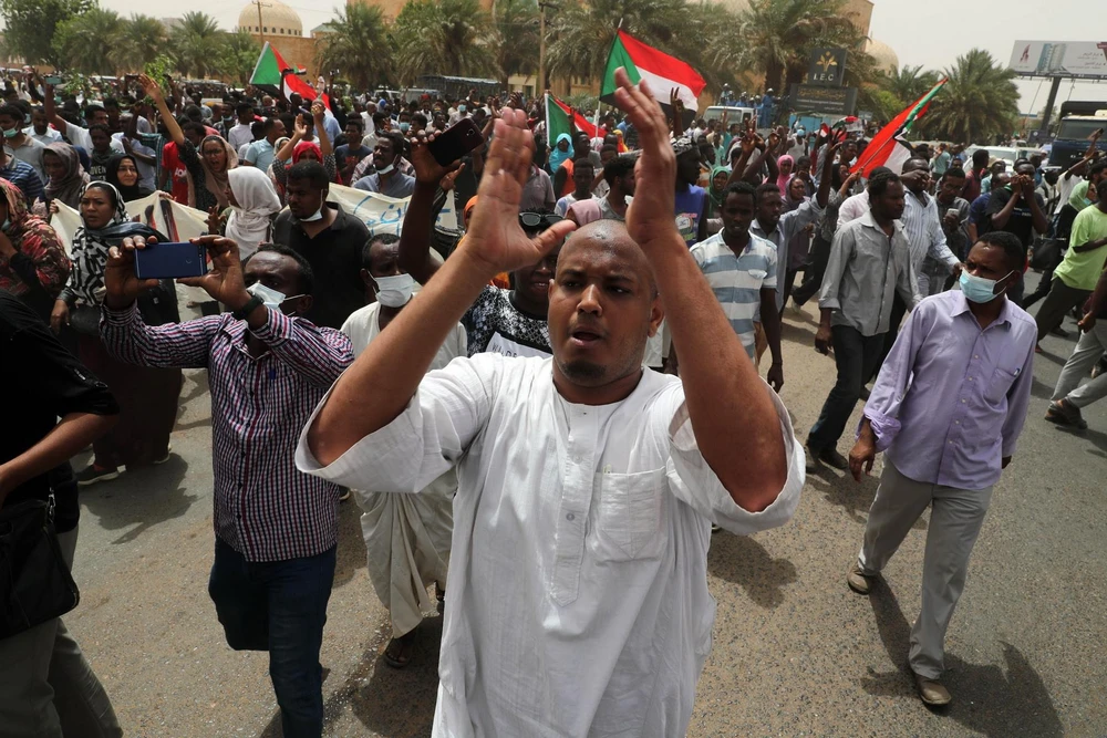 Hàng chục nghìn người Sudan tham gia biểu tình tại thủ đô Khartoum đòi trao quyền cho chính quyền dân sự ngày 30/6/2019. (Ảnh: THX/TTXVN)