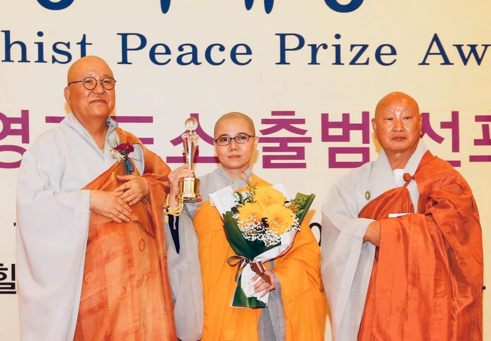 Chủ tịch Hội Phật tử Việt Nam tại Hàn Quốc, Sư cô Thích nữ Giới Tánh (giữa), vinh dự được nhận giải thưởng. (Ảnh: Mạnh Hùng/Vietnam+)