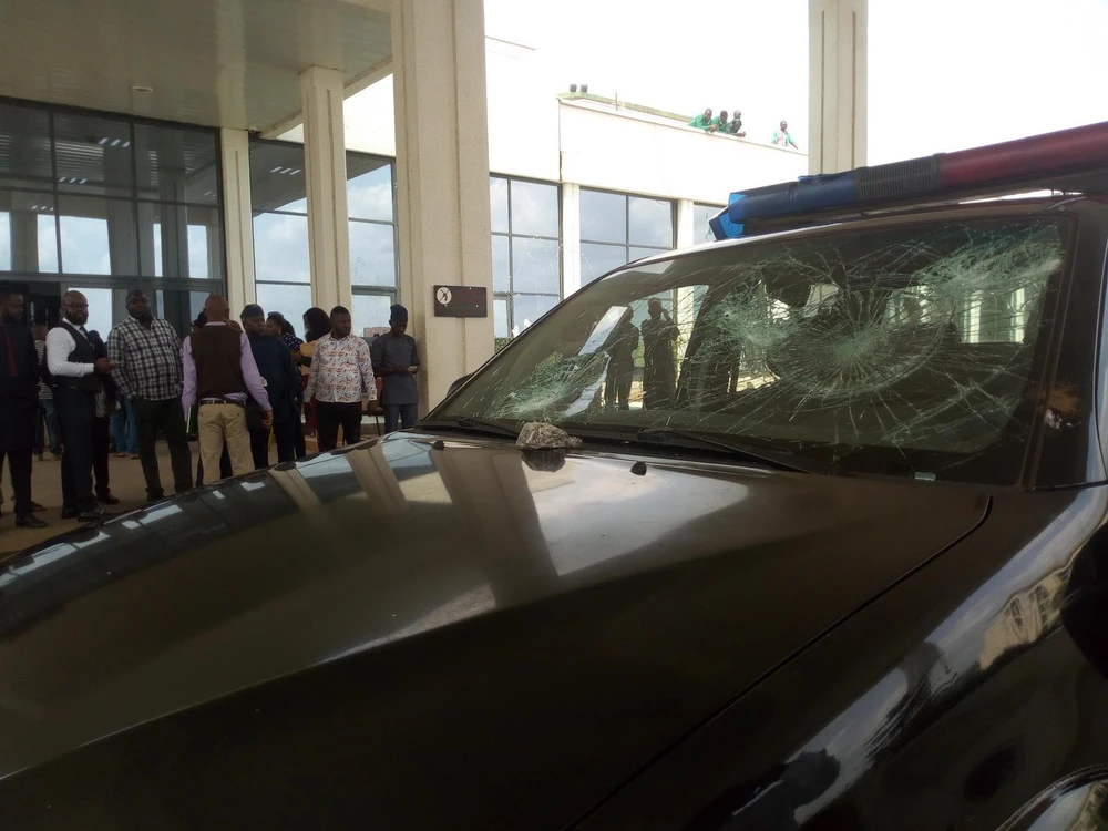 Xe cảnh sát bị phá hủy sau vụ hỗn loạn ở thủ đô Abuja, Nigeria ngày 9/7/2019. (Ảnh: THX/TTXVN)