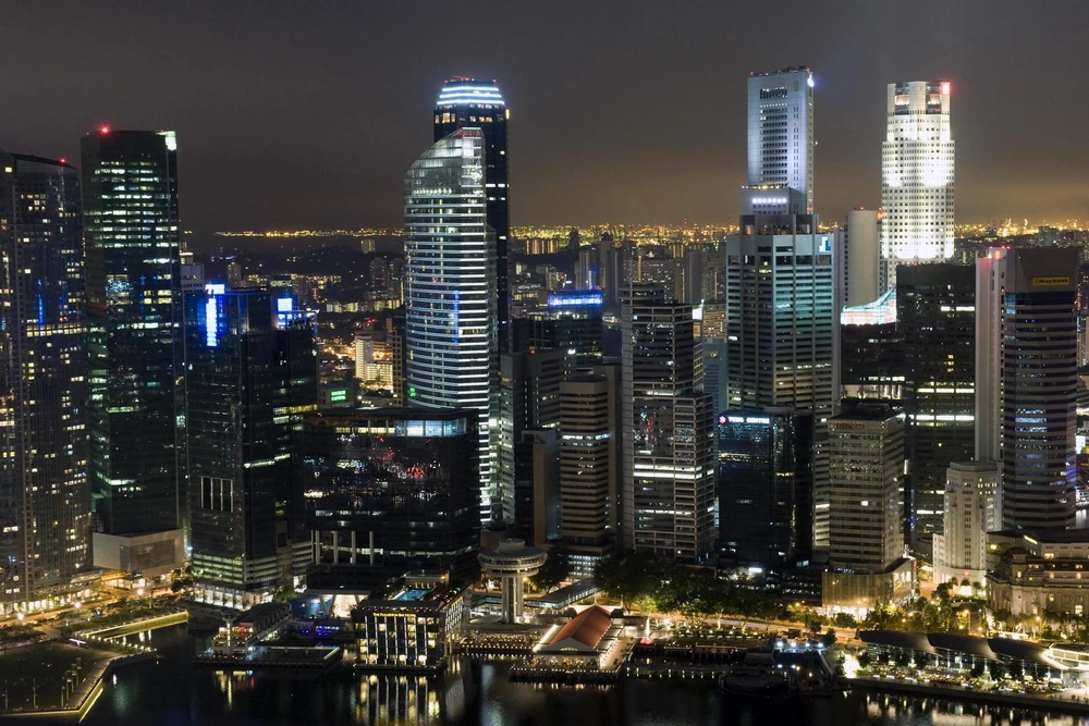 Quang cảnh buổi tối tại công viên Merlion ở Singapore. (Ảnh: AFP/TTXVN)