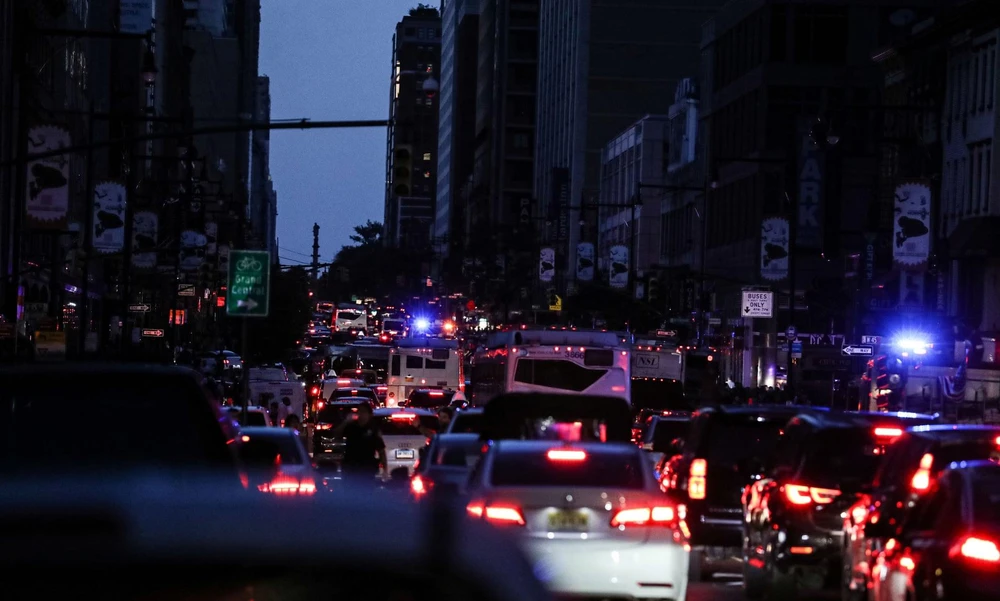 Manhattan chìm trong bóng tối do mất điện. (Nguồn: Reuters)