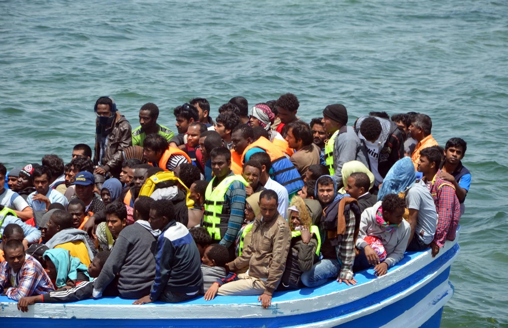 Người di cư được lực lượng bảo vệ bờ biển cứu. (Ảnh: AFP/TTXVN)