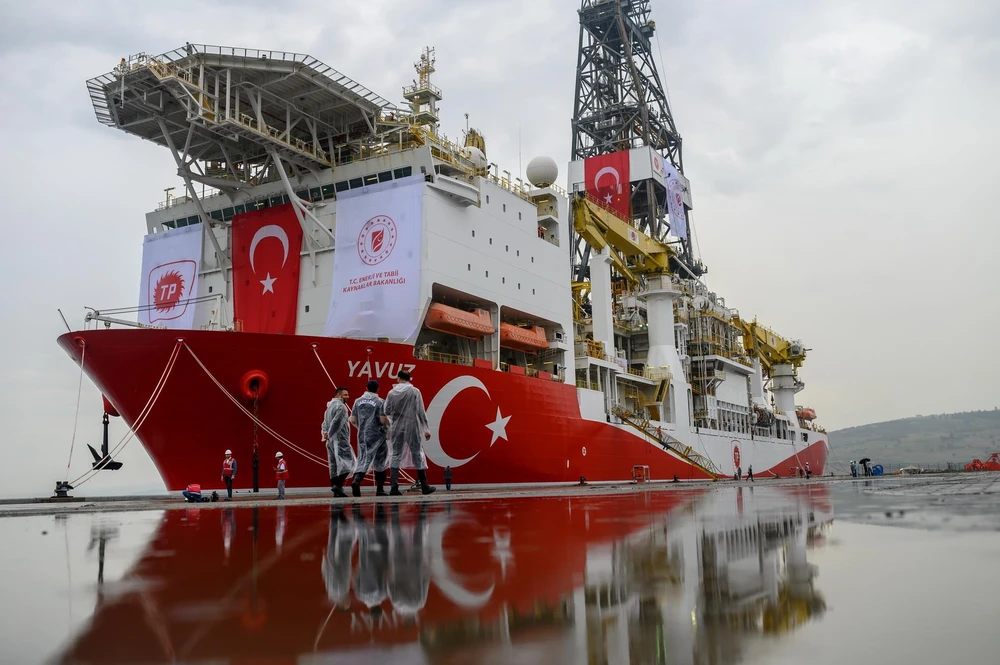 Tàu thăm dò dầu khí Yavuz của Thổ Nhĩ Kỳ neo tại cảng Dilovasi, ngoại ô Istanbul. (Ảnh: AFP/TTXVN)