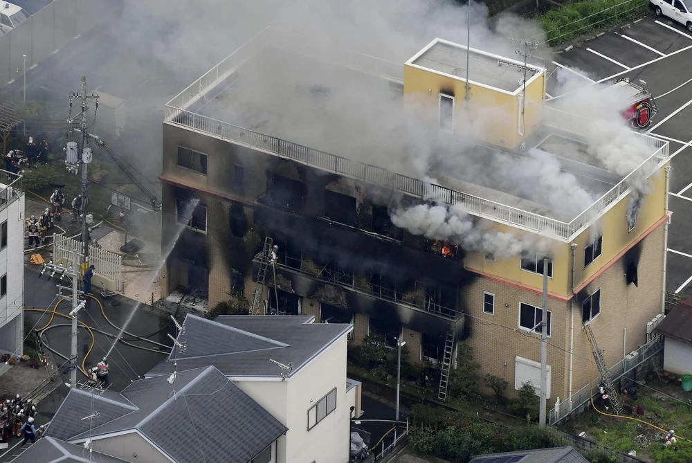 Lính cứu hỏa nỗ lực dập lửa vụ cháy xưởng phim hoạt hình ở Kyoto, Nhật Bản ngày 18/7/2019. (Ảnh: THX/TTXVN)