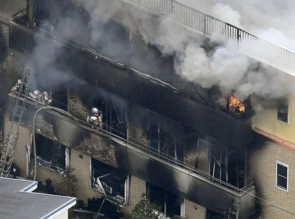 Lính cứu hỏa nỗ lực dập lửa vụ cháy xưởng phim hoạt hình ở Kyoto, Nhật Bản ngày 18/7. (Ảnh: THX/TTXVN)
