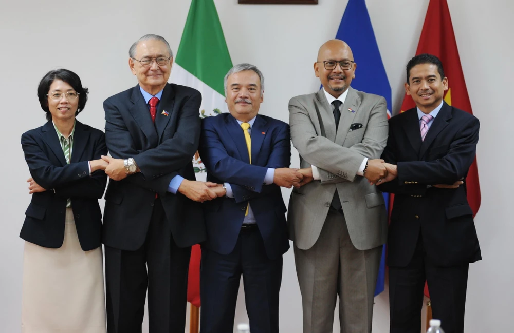 Các đại sứ Malaysia, Indonesia, Philipines, Thái Lan và Việt Nam chụp ảnh chung. (Ảnh: Việt Hùng/TTXVN)