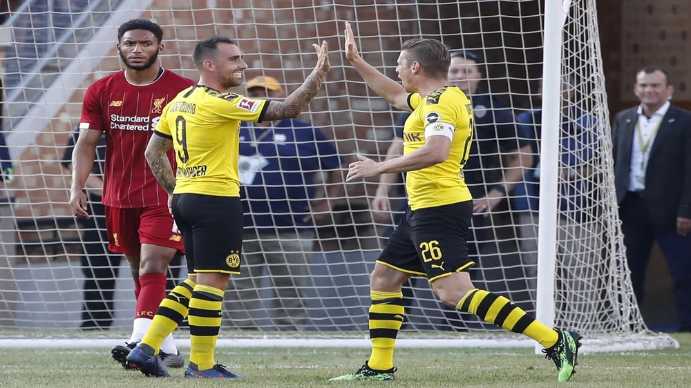 Paco Alcacer (số 9) mở đầu chiến thắng cho Dortmund. (Nguồn: Getty Images)