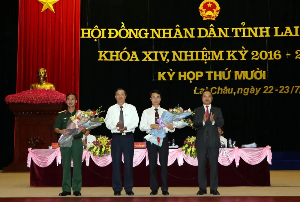 Lãnh đạo tỉnh Lai Châu tặng hoa chúc mừng tân Phó Chủ tịch tỉnh Lai Châu Hà Trọng Hải và ông Trần Văn Bắc